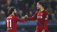 Penyerang Liverpool, Mohamed Salah bersama Virgil van Dijk merayakan gol ke gawang KRC Genk pada laga Liga Champions 2019 di KRC Genk Arena, Rabu (23/10). Liverpool menang 4-1 atas KRC Genk. (AP/Francisco Seco)