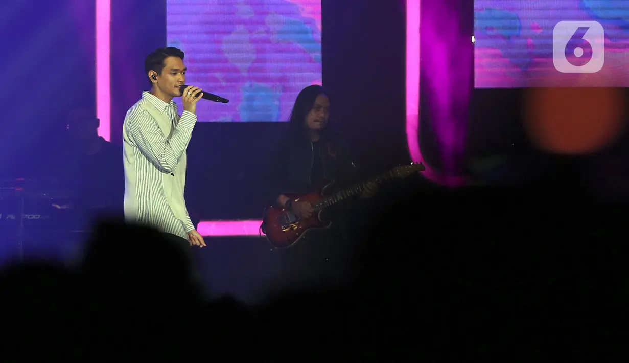 Solois Afgan tampil pada hari kedua BNI Java Jazz Festival 2022 di JIExpo Kemayoran, Jakarta Pusat, Sabtu (28/5/2022). Perhelatan musik BNI Java Jazz Festival 2022 digelar pada 27-29 Mei dengan menampilkan musisi-musisi dari dalam dan luar negeri. (Liputan6.com/Johan Tallo)