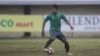 Gelandang Timnas Indonesia U-22, Gian Zola, mengontrol bola saat melawan PS Badung pada laga uji coba di Stadion I Wayan Dipta Gianyar, Bali, Jumat (28/7/2017). Timnas menang 6-1 atas PS Badung. (Bola.com/Vitalis Yogi Trisna)