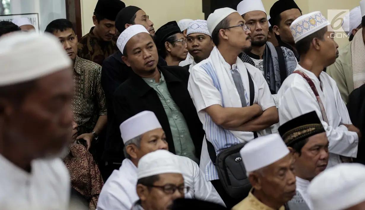 Sejumlah jemaah Hizbut Tahrir Indonesia (HTI) menghadiri sidang gugatan di Pengadilan Tata Usaha Negara (PTUN), Jakarta, Kamis (11/1). HTI beralasan doktrin khilafah tidak bertentangan dengan Pancasila. (Liputan6.com/Faizal Fanani)