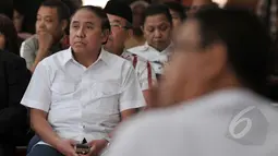 Mantan Wakil Gubernur DKI Jakarta Prijanto (kiri) hadir dalam sebuah diskusi di Gedung DPRD DKI Jakarta, Rabu (8/4/2015). Prijanto menjadi narasumber utama dalam diskusi publik tentang Dugaan Korupsi di Stadion BMW Jakarta. (Liputan6.com/Johan Tallo)