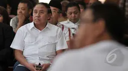 Mantan Wakil Gubernur DKI Jakarta Prijanto (kiri) hadir dalam sebuah diskusi di Gedung DPRD DKI Jakarta, Rabu (8/4/2015). Prijanto menjadi narasumber utama dalam diskusi publik tentang Dugaan Korupsi di Stadion BMW Jakarta. (Liputan6.com/Johan Tallo)