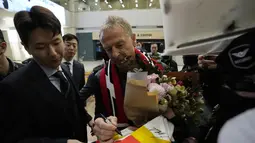 Pelatih Timnas Korea Selatan yang baru, Jurgen Klinsmann disambut ketua Komite Timnas Korea Selatan, Michael Muller setibanya di Bandara Internasional Incheon di Incheon, Korea Selatan, Rabu, 8 Maret, 2023. Jurgen Klinsmann, tidak membuang banyak waktu untuk menetapkan target pertamanya bersama Taeguk Warriors. Pelatih asal Jerman mengatakan bahwa ia ingin mengakhiri paceklik gelar Piala Asia, yang telah berlangsung lebih dari 60 tahun. (AP Photo/Ahn Young-Joon)