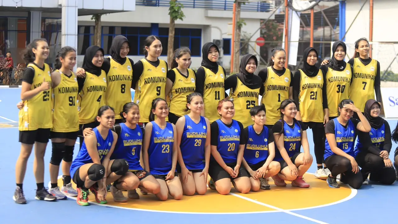 Peserta LIMA beraksi di lapangan basket