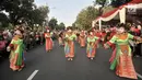 Penari Ondel-Ondel memeriahkan Jakarnaval 2018 di Jalan Medan Merdeka Selatan, Jakarta, Minggu (8/7). Karnaval dimeriahkan oleh beragam atraksi dan pawai budaya Nusantara. (Merdeka.com/Iqbal S Nugroho)
