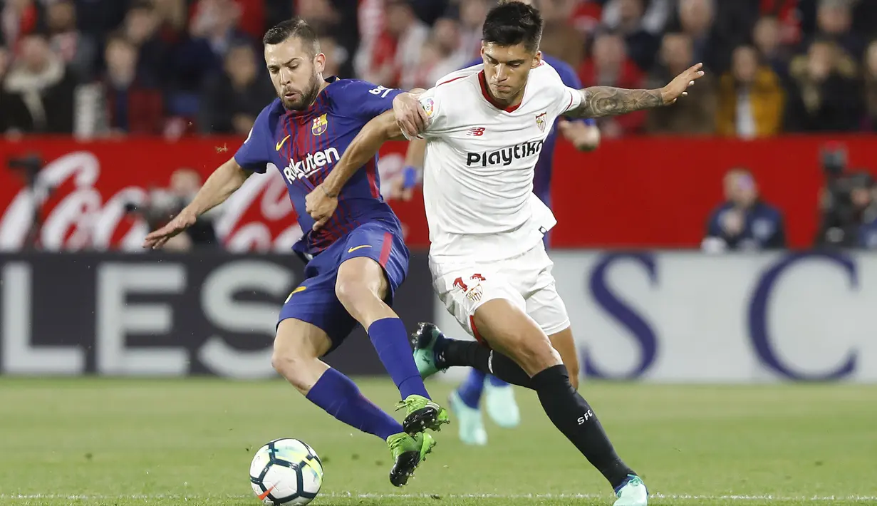 Pemain Barcelona, Jordi Alba (kiri) berusaha merebut bola dari kaki pemain Sevilla, Correa pada laga La Liga Santander di Sanchez Pizjuan stadium, (31/3/2018). Barcelona bermain imbang 2-2 dengan Sevilla. (AP/Miguel Morenatti)