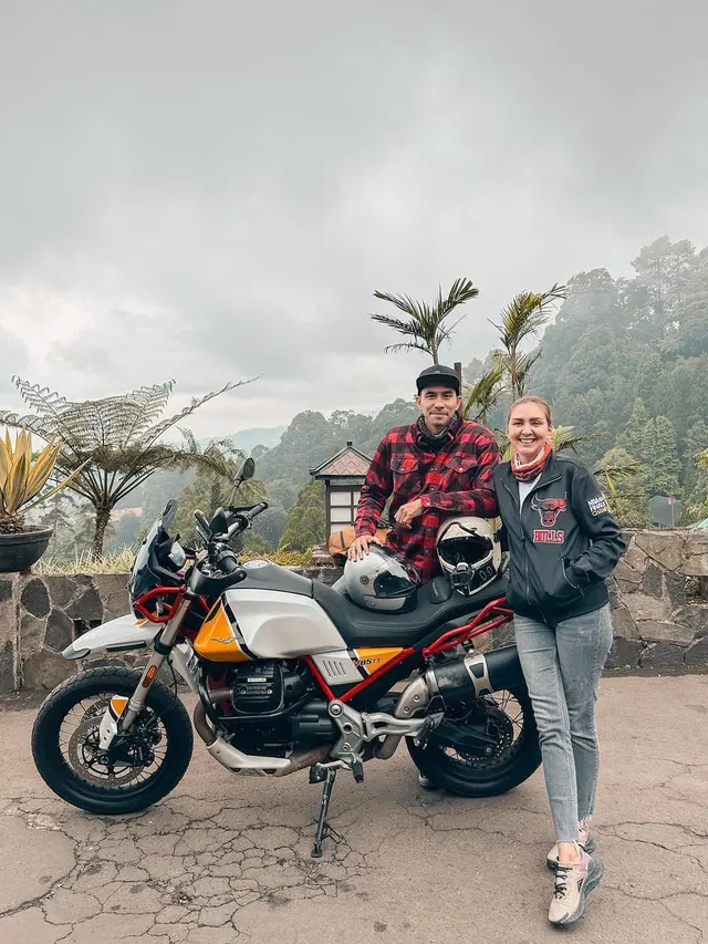 7 Potret Seru Darius Sinathrya dan Donna Agnesia  saat Touring Bareng