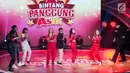 M Fatoni Belinyu tampil bersama para juri dalam Bintang Panggung Asik di Studio 1 Indosiar, Jakarta, Jumat (19/5). (Liputan6.com/Gempur M Surya)