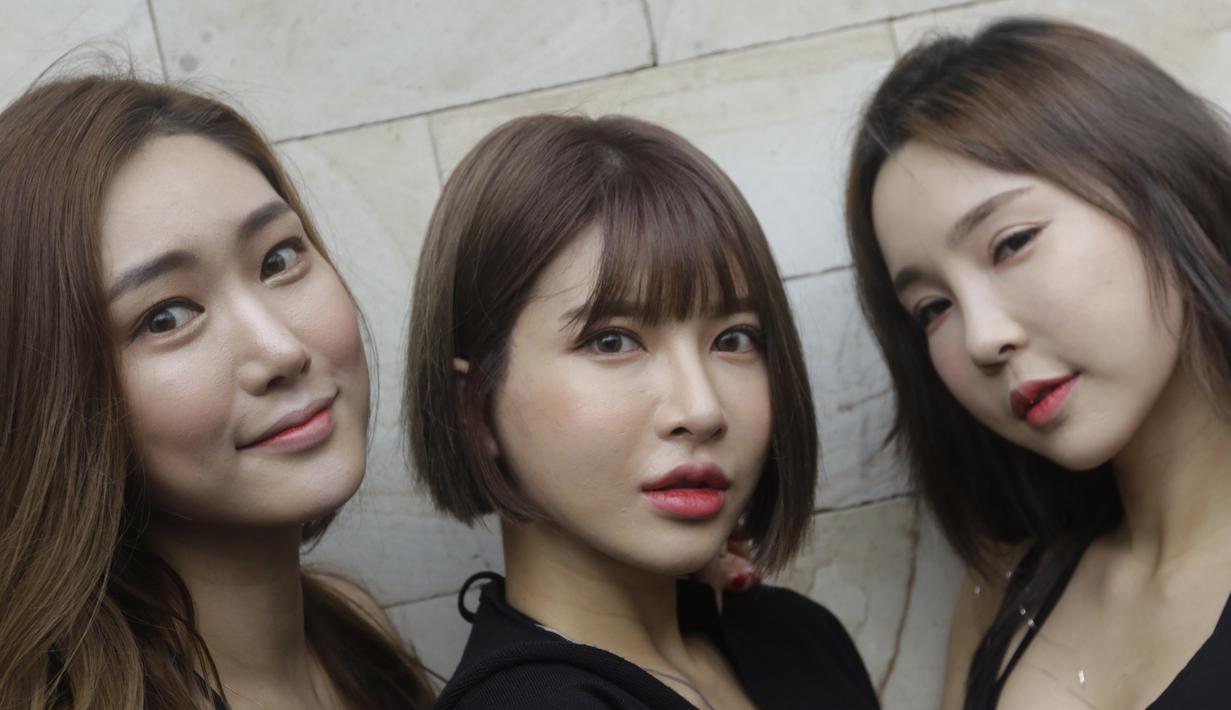 Tiga orang gadis ring One Championship berpose saat sesi foto di Hotel Century, Jakarta, Jumat (18/1). Ketiganya akan bertugas pada gelaran One Championship di Istora Senayan pada Sabtu (19/1) besok. (Bola.com/Vitalis Yogi Trisna)