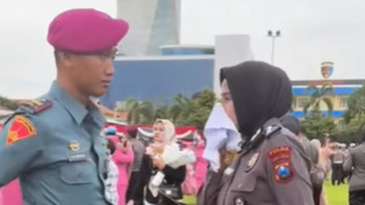 Dalam unggahan Instagram Brigadir Sinta Dewi, bintara Polri tersebut baru saja melaksanakan upacara kenaikan pangkat.