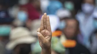 Pengunjuk rasa antipemerintah memberi penghormatan tiga jari sebagai simbol perlawanan saat berbaris dari Monumen Demokrasi ke rumah pemerintah di Bangkok, Thailand, Rabu (14/10/2020). Pengunjuk rasa berkumpul untuk rapat umum yang direncanakan di Monumen Demokrasi Bangkok. (AP Photo/Sakchai Lalit)