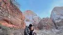 Mengunjungi Zion National Park, Nikita Willy dan sang suami kembali tampil kompak dalam balutan jaket puff hitam. (Instagram/nikitawillyofficial94).