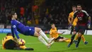 Striker Chelsea, Alvaro Morata, terjatuh saat melawan Wolverhampton pada laga Premier League di Stadion Molineux Wolves, Kamis (5/12). Wolves menang 2-1 atas Chelsea. (AFP/Geoff Caddick)