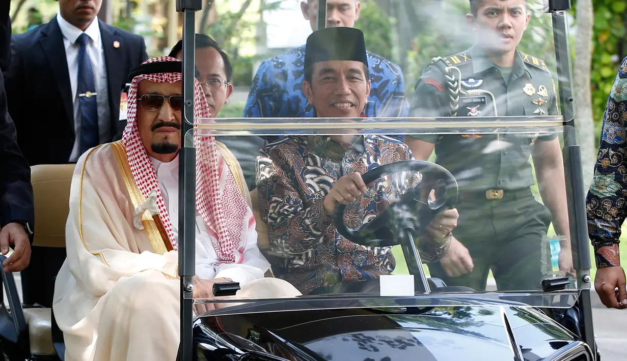 Presiden Jokowi dan Raja Salman bin Abdulaziz Al Saud keliling halaman Istana Merdeka dengan menaiki mobil golf, Jakarta, Kamis (2/3). (AFP Photo/ Pool/ DARREN WHITESIDE)