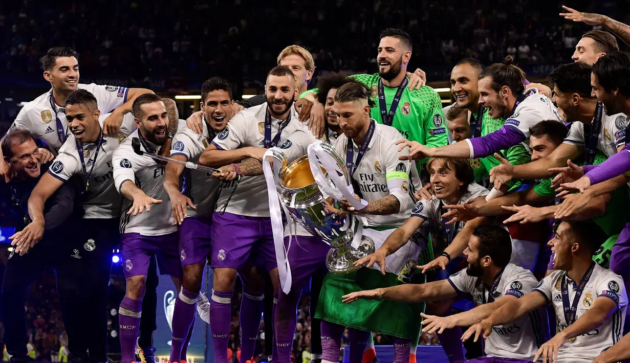 Para pemain Real Madrid larut dalam perayaan pesta juara Liga Champions di Stadion Millenium, Cardiff, Sabtu (3/6/2017). Madrid menang 4-1 atas Juventus. (AFP/Javier Soriano)