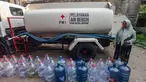 Warga menunggu pendistribusian air bersih yang dilakukan  Palang Merah Indonesia (PMI) di RW 08. Cipayung Jaya, Kota Depok, Jawa Barat, Jumat (14/07/2026).