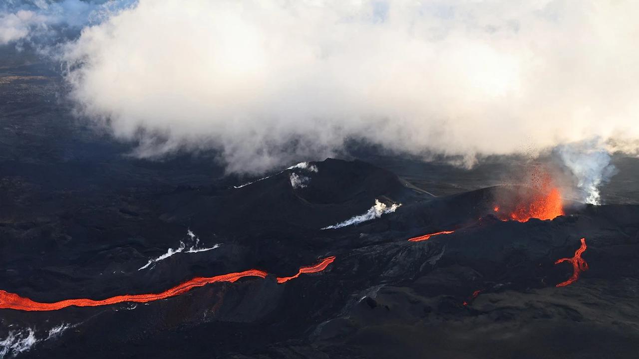 FOTO: Semburan Lava Pijar Warnai Erupsi Piton de la Fournais