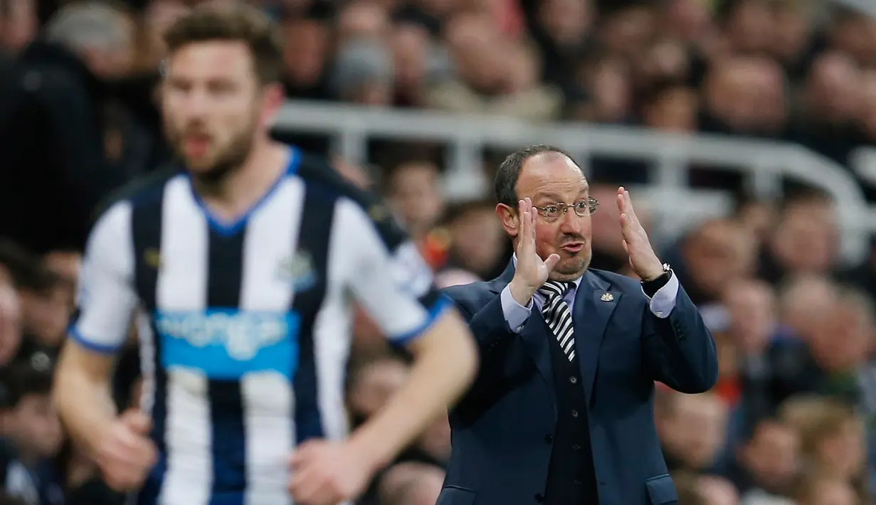 Pelatih Newcastle, Rafael Benitez mengintruksikan para pemainnya saat melawan Manchester City pada lanjutan liga Inggris di St James 'Park (20/4). Newcastle bermain imbang atas City dengan skor 1-1. (Reuters / Lee Smith)
