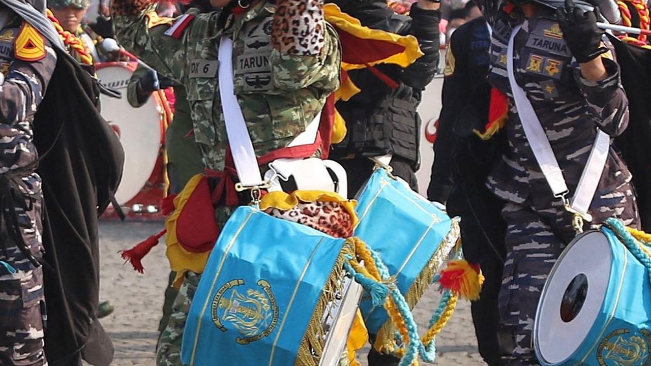 Pasukan drumband dari TNI, hingga kepolisian juga mengiringi proses kirab dari Monas sampai Istana Merdeka.