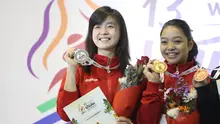 Atlet Wushu Indonesia, Juwita Niza (kanan) dan Ivana Ardelia saat menerima medali pada Kejuaraan  Dunia Wushu 2015 di Istora, Senayan, Jakarta, Selasa(16/11/2016). (Bola.com/Nicklas Hanoatubun).