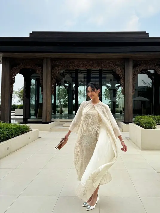 Azizah Salsha kembali jinjin tas branded-nya saat proses siraman Aaliyah Massaid. Kali ini ia jinjing tas Hermes Kelly 20 seharga Rp545jutaan. [@azizahsalsha_]