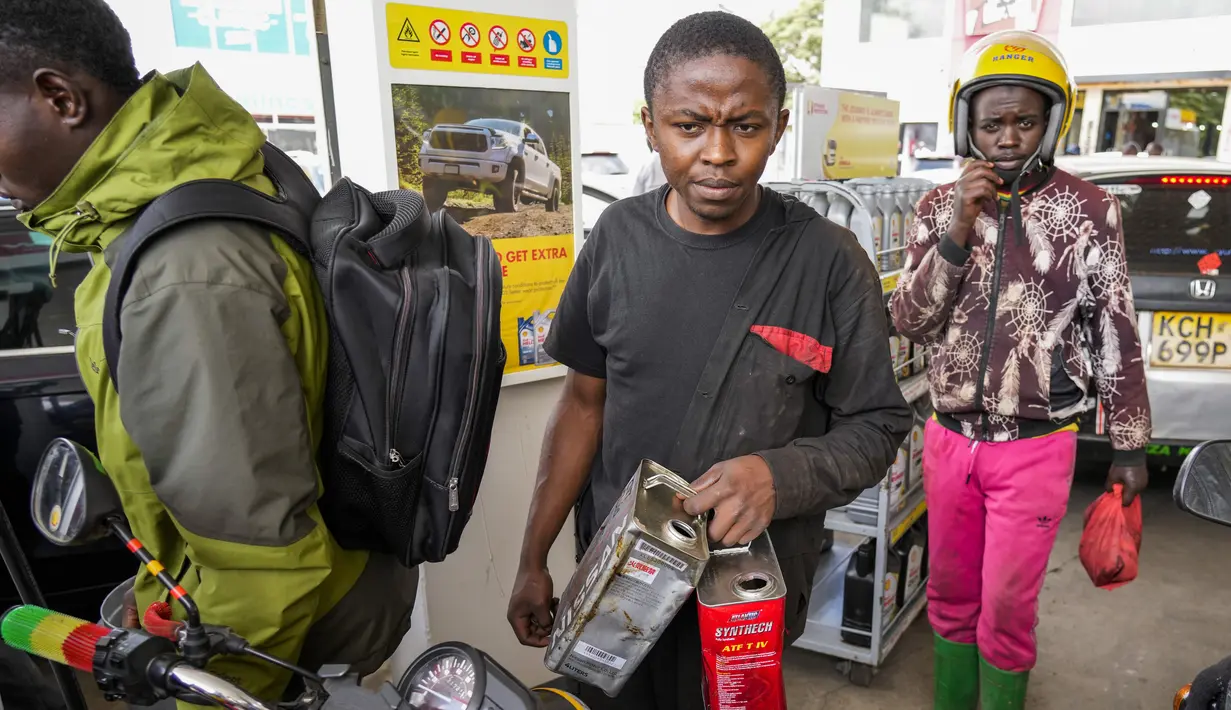 Seorang pria antre untuk mengisi wadah dengan bahan bakar yang masih tersedia di salah satu pompa bensin di Hurlingham, Nairobi, 14 April 2022. Selama berminggu-minggu Kenya menderita kekurangan di pompa bensin dengan ada yang tidak memiliki bahan bakar sama sekali (AP Photo/Khalil Senosi)