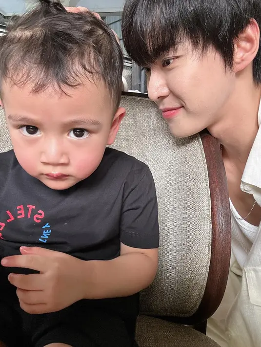 <p>Di slide terakhir, ternyata ada foto Doyoung bersama Cipung. Ini merupakan kali kedua mereka bertemu dan berinteraksi. (Foto: Instagram/ do0_nct)</p>