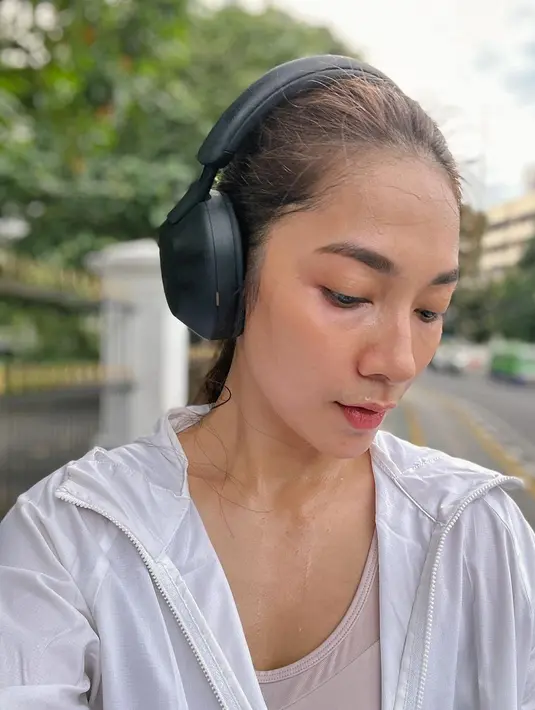 Masuki tahun 2024, Dinda Kirana unggah beberapa kegiatan yang dijalaninya di tahun yang baru. Selain kebugaran tubuhnya, sahabat Mikha Tambayong ini pernah tuliskan di keterangan unggahannya bahwa lingkungan dan teman penting untuk menemani dalam proses tumbuh. Lari adalah salah satu terapi yang dilakukan Dinda Kirana untuk ketenangan jiwa. (Liputan6.com/IG/@dindakirana.s)