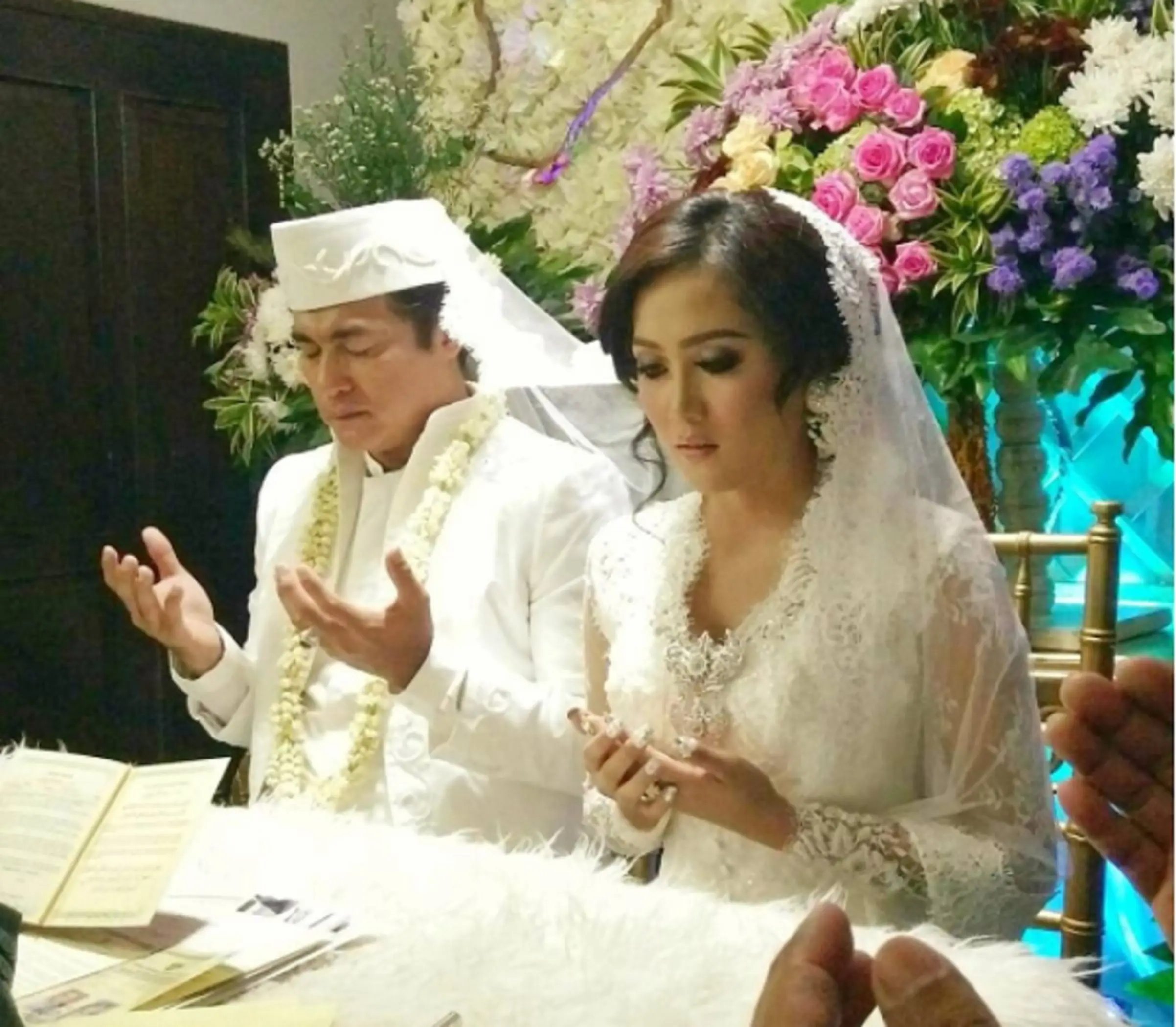 Adjie Pangestu saat melakukan akad nikah dengan Novita Petria. (Instagram @adjiepangestu)