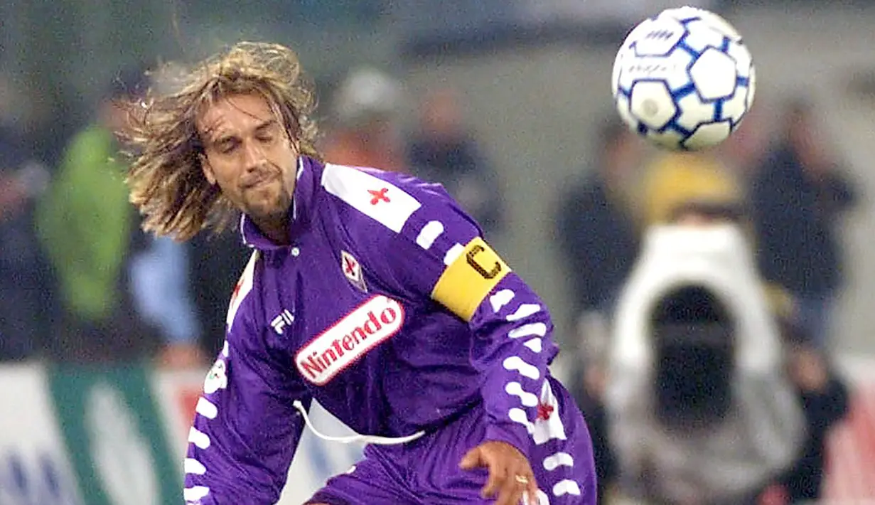 Gabriel Batistuta - Batistuta menghabiskan kariernya di Fiorentina selama era 1990-an serta menyumbangkan 207 gol dalam 333 laga. Pemain asal Argentina ini dikenal sebagai striker yang memiliki skill penyelesaian akhir yang mematikan. (AFP/Gerard Julien)
