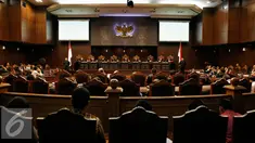 Suasana Mahkamah Konstitusi memutus sebanyak 3 gugatan perkara perselisihan hasil pemilihan (PHP) kepala daerah 2015 yang telah melewati pemeriksaan pokok perkara di Mahkamah Konstitusi, Jakarta, Senin (22/2). (Liputan6.com/Faizal Fanani)