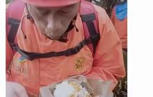 Momen Haru Tim SAR Makan Nasi Lauk Mie Instan Saat Evakuasi Korban Pesawat ATR 42-500