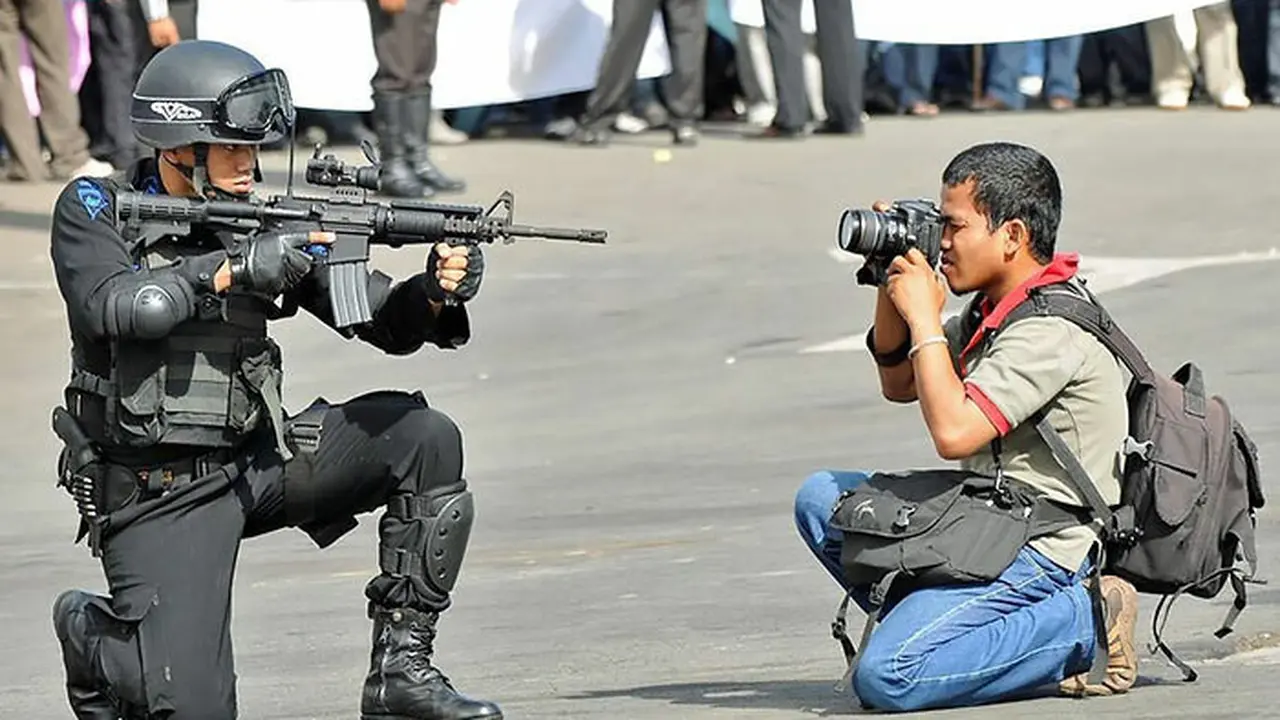 Menantang Maut, 6 Foto Bak Tenang dalam Tekanan Ini Diambil Saat Situasi Bahaya