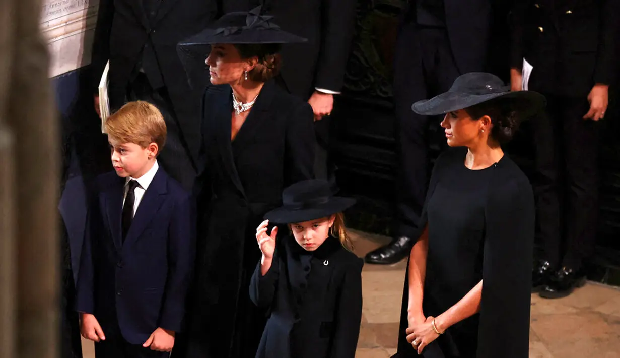 Putri Wales Kate Middleton, Duchess of Sussex Meghan Markle, Pangeran George, dan Putri Charlotte saat prosesi pemakaman Ratu Elizabeth II di Westminster Abbey, London, Inggris, 19 September 2022. Ahli bahasa tubuh melihat masih ada jarak emosional antara Meghan Markle dengan keluarga kerajaan yang lain. (Phil Noble/Pool Photo via AP)