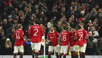 Para pemain Manchester United merayakan gol yang dicetak Marcus Rashford dalam laga kontra Burnley pada laga babak keempat Carabao Cup yang digelar di Old Trafford, Kamis (22/12/2022) dini hari WIB. (AP Photo/Dave Thompson)