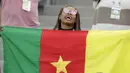 Suporter Kamerun saat menyaksikan pertandingan antara Kamerun melawan Jerman pada laga penyisihan Grup B Piala Konfederasi 2017 di Stadion Fisht, Sochi, Russia, Minggu, (25/6/2017). (AP/Thanassis Stavrakis)