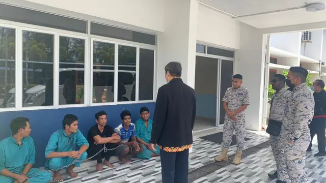 Lima orang nelayan WNI asal Deli Serdang, Sumatra Utara, berhasil dibebaskan dan diserahkan kepada Tim Satgas KBRI Kuala Lumpur oleh Agensi Penguatkuasa Maritim Malaysia (APMM) wilayah Perak. (KBRI Kuala Lumpur)