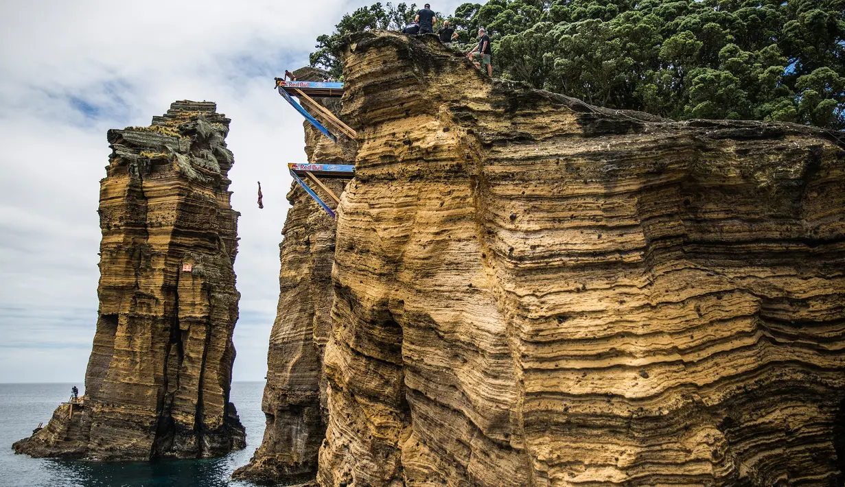 Peserta asal Amerika Serikat, Cesilie Carlton melakukan lompatan setinggi 21 meter dari tebing Islet Franca do Campo pada kompetisi Red Bull Cliff Diving World Series di Sao Miguel, Portugal, 7 Juli 2017. (Romina Amato/Red Bull Content Pool via AP Images)