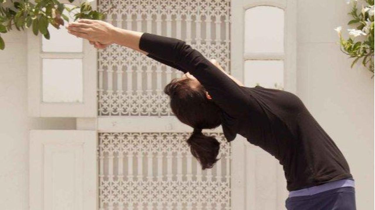 Ilustrasi Pose Yoga Hasta Utthanasana (©Pinterest)