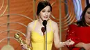 Rachel Brosnahan saat menerima penghargaan sebagai aktris terbaik dalam Serial televisi, Komedi atau Musikal untuk serial "The Marvelous Mrs. Maisel" selama 76th Golden Globe Awards di Beverly Hills, California (7/1). (Paul Drinkwater/NBC via AP)