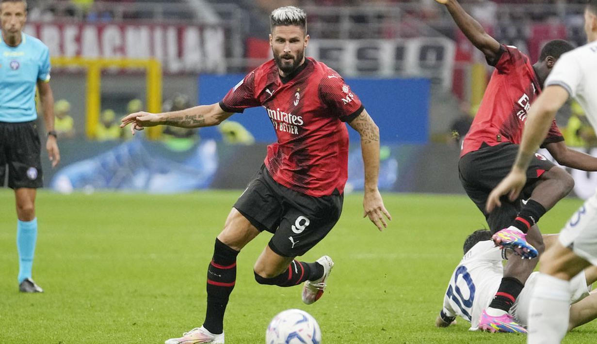 Pemain AC Milan, Olivier Giroud, menggiring bola saat melawan Lazio pada giornata ketujuh Serie A 2023/2024 di Stadion San Siro, Mingggu (1/10/2023). AC Milan menang dengan skor 2-0. (AP Photo/Luca Bruno)