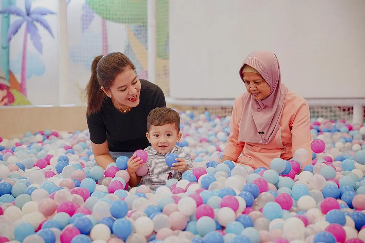 Potret Kahiyang Ayu bersama anak bungsunya (Sumber: Instagram/@bobbynst)