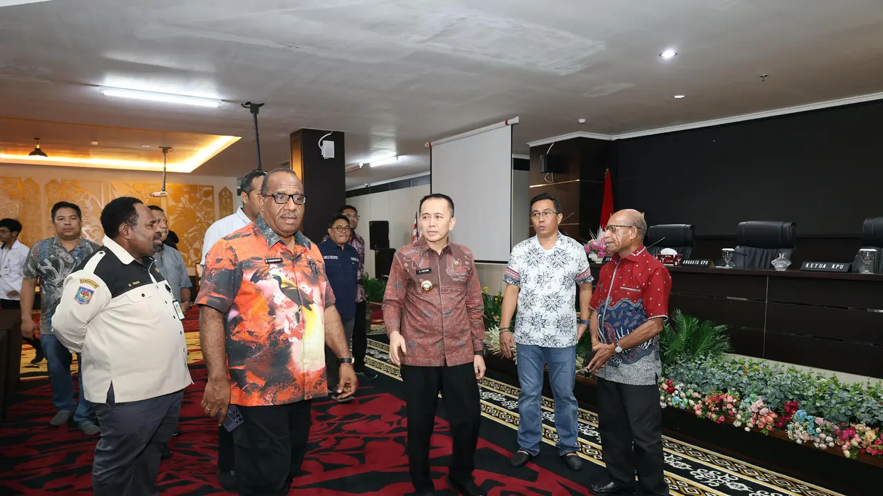 Penjabat (Pj) Gubernur Papua Agus Fatoni mengunjungi Kantor Komisi Pemilihan Umum (KPU) Provinsi Papua (Istimewa)