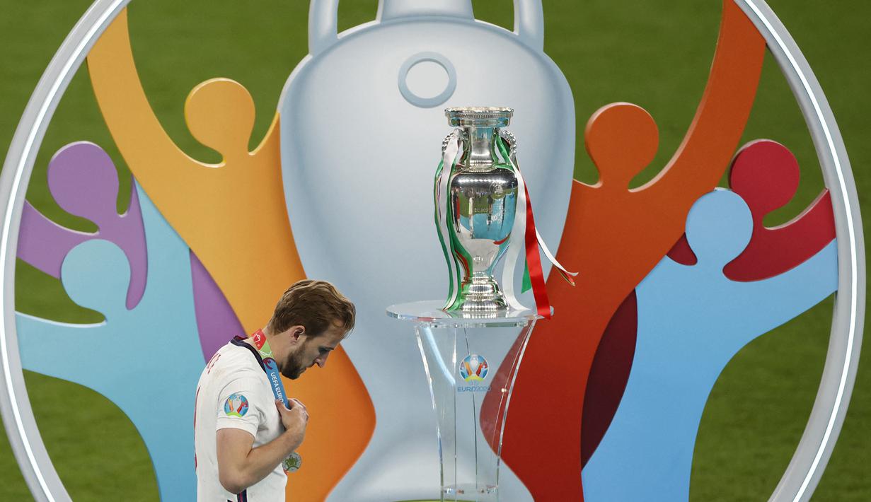 Tiga bulan setelah gagal membawa Tottenham juara Carabao Cup, Harry Kane kembali berlaga di partai final bersama Timnas Inggris pada ajang Euro 2020. Laga yang mempertemukan The Three Lions dan Italia tersebut berlangsung sengit hingga pemenang harus ditentukan melalui babak adu penalti. Inggris harus puas sebagai runner up setelah kalah dengan skor 2-3. (AFP/John Sibley)