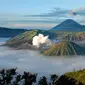 Savana Gunung Bromo Terbakar,`Belasungkawa Alamku`. foto: K4bayanSabaKota/Twitter