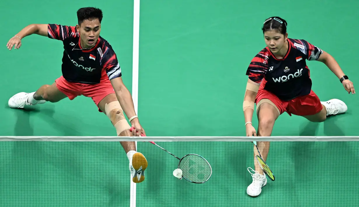 Pebulutangkis ganda campuran asal Indonesia, Jafar Hidayatullah (kir) dan Felisha Pasaribu berusaha mengembalikan kok ke arah Natsu Saito/Hiroki Midorikawa (Jepang) saat babak semifinal Badminton Asia Championship 2025 (BAC) di Ningbo Olympic Sports Center, Gymnasium, Provinsi Zhejiang, China, 12 April 2025. (Foto: AFP/China Out)Langkah dari pasangan ganda campuran Indonesia Jafar Hidayatullah/Felisha Alberta Nathaniel Pasaribu harus terhenti di babak semifinal Badminton Asia Championship 2025 (BAC). (Foto: AFP/China Out)