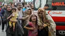 Warga Palestina yang terluka tiba di Rumah Sakit al-Shifa menyusul serangan udara Israel di Kota Gaza, Jalur Gaza, Senin (16/10/2023). (AP Photo/Abed Khaled)