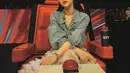 Pelantun lagu Tetap Dalam Jiwa ini rupanya memakai jaket denim di berbagai kesempatan. Seperti saat jadi juri di salah satu program televisi ajang pencarian bakat, ia memadukan denim dengan dress berwarna putih. Penampilannya terlihat begitu kekinian. (Liputan6.com/IG/@isyanasarasvati)