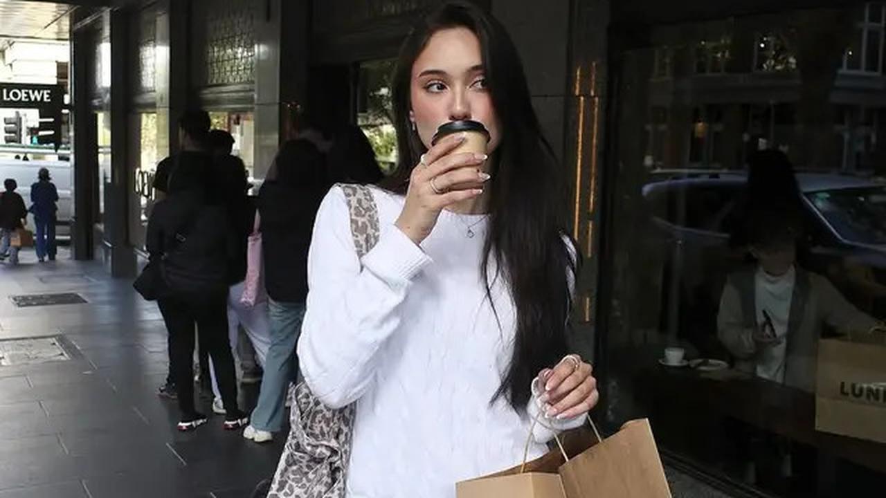 6 Potret Gaya Chic Yasmin Napper Liburan di Australia, Elegan Minimalis