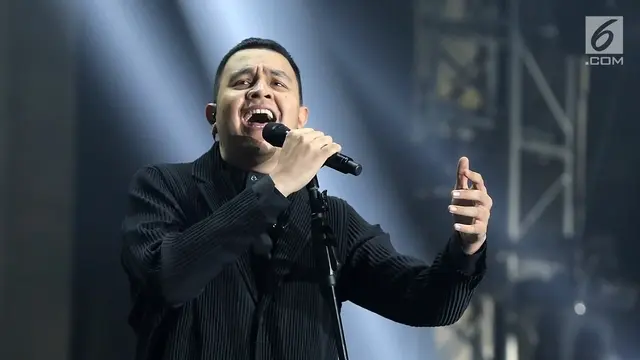Tulus Bius Ribuan Penggemar di Konser Monokrom